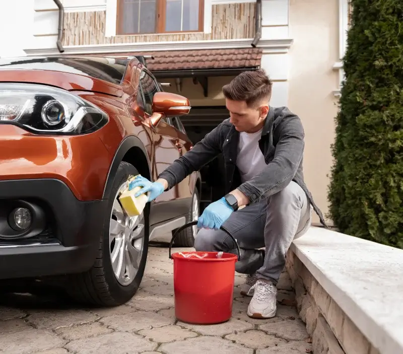 Lavage auto à domicile Strenquels : professionnel intervenant sur un véhicule